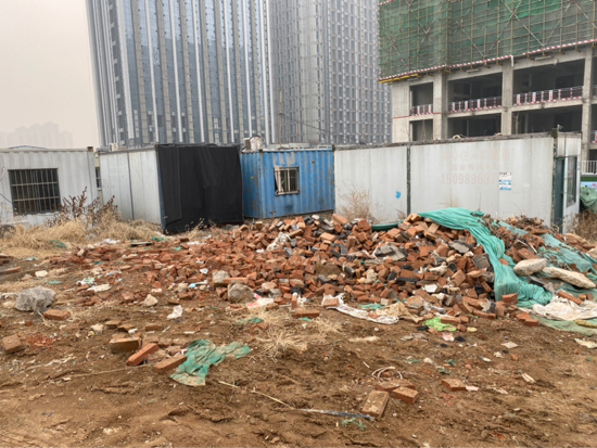 【啄木鸟在行动】兴福寺南路和东营西路交叉口建筑垃圾裸露