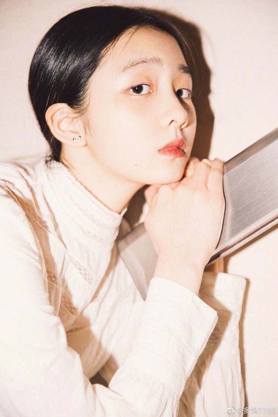 孙莉|孙莉晒女儿近照 14岁黄多多“暴风成熟”翻版自己