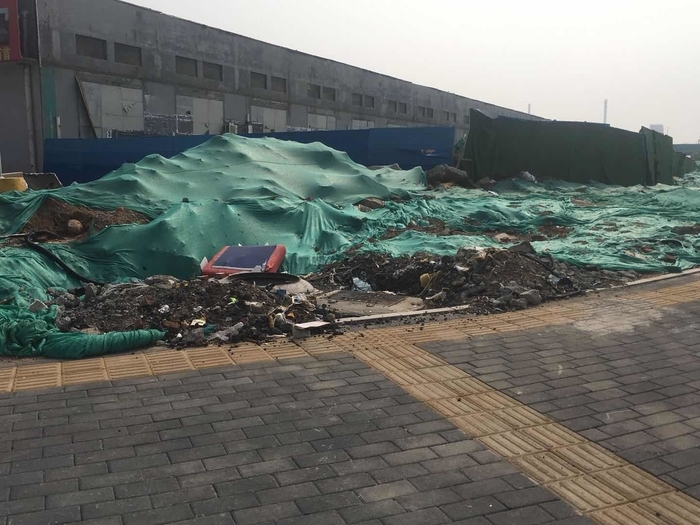 【啄木鸟在行动】舜馨路与新黄路交汇处渣土及垃圾裸露