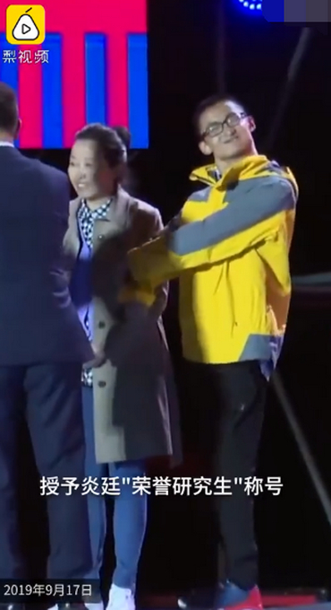 脑瘫小伙旁听9年读到博士！兰大授予其