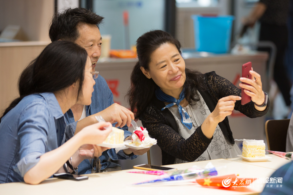鲜花、快闪、2米长的蛋糕……山东一高校学生共祝老师节日快乐