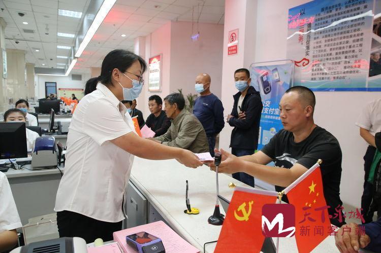 持卡可免费乘公交和游园 全市退役军人已办拥军卡15万余张