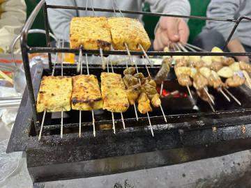 山东大学生一半吃烧烤一半爬泰山！是时候来山东做客了！