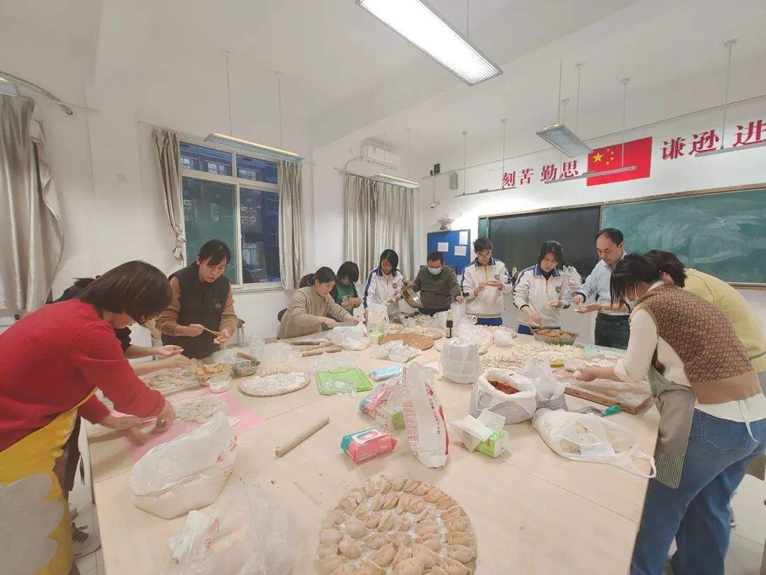 饺饺包满爱，劳动暖冬至——山东师大附中幸福柳分校冬至包饺子活动