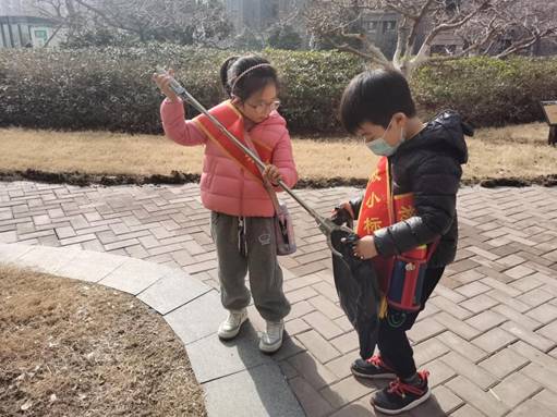 学习雷锋好榜样，清致萌娃在行动