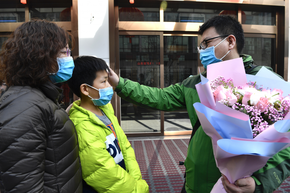         影像力｜儿子送医生爸爸去武汉：希望爸爸尽可能多地救治病人，一定要保护好自己