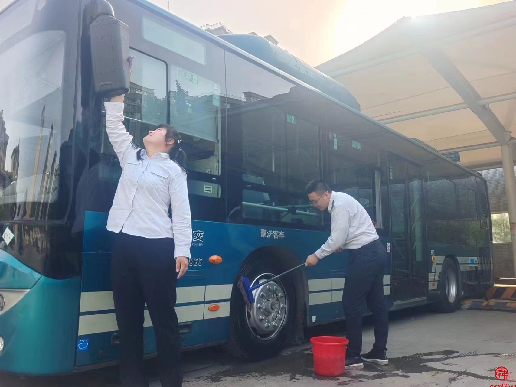 “相濡以沫”的公交“夫妻档” ——记济南公交南部公司五队驾驶胡健、张敏