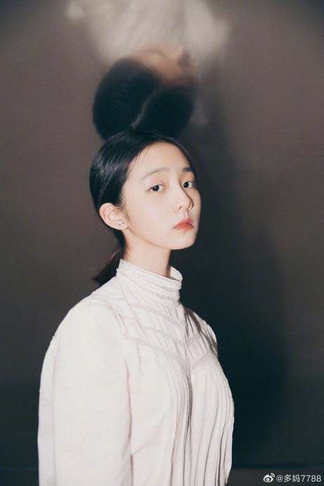 孙莉|孙莉晒女儿近照 14岁黄多多“暴风成熟”翻版自己