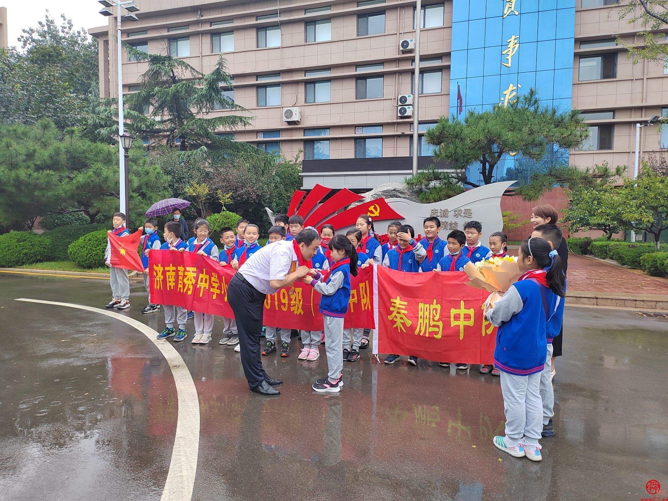 济南育秀中学小学部四（1）秦鹏中队国庆期间开展爱国主义教育实践活动