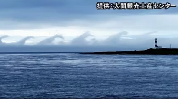 进击的巨人！日本津轻海峡惊现大群“哥斯拉”，正低着头“列队行进”......