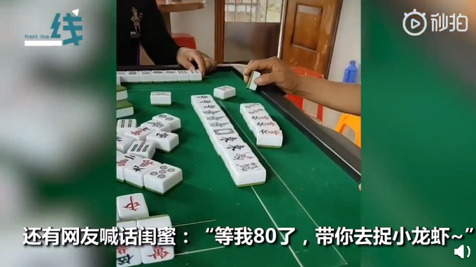 神仙友谊!92岁外婆带83岁奶奶摸河蚌 