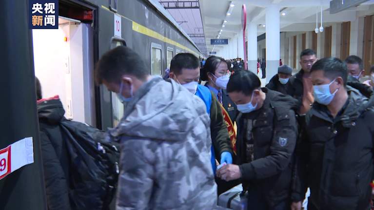 湖南湘西开出首趟务工专列 保障外出务工人员安全有序返岗