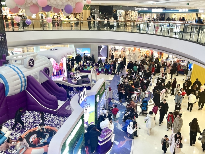 跨年夜商场人流如织 新年氛围感拉满