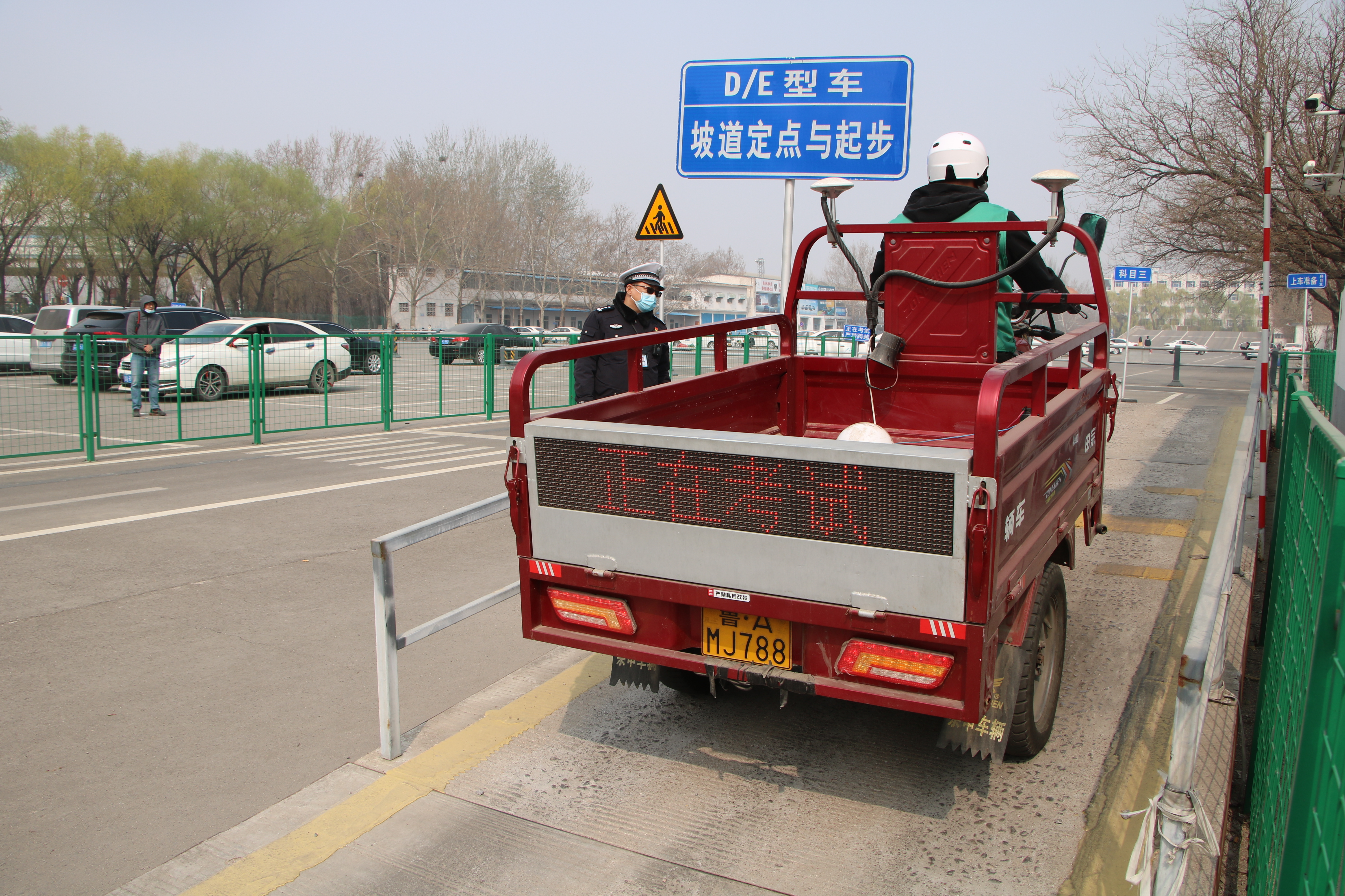 槐荫交警践行主动警务理念 为20名快递员开设驾考“专场”