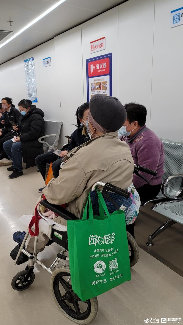 职业陪诊师：游走在灰色地带的“临时家人”