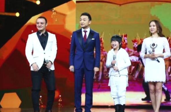 童星阿尔法与主持人小尼合影照曝光，网友：失散多年的兄弟