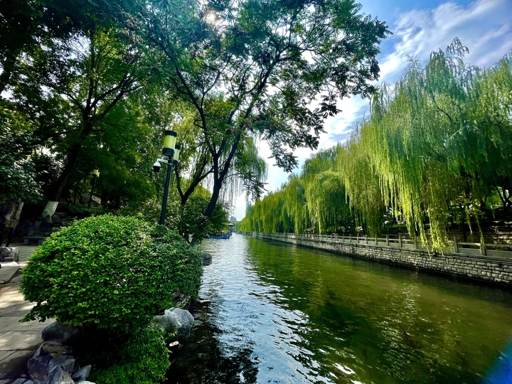 谁打翻了调色盘 一半落入水面 一半铺满天边