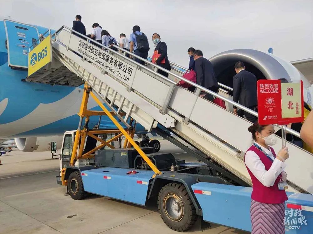 特殊时期的全国两会，立起中国笃定前行的路标
