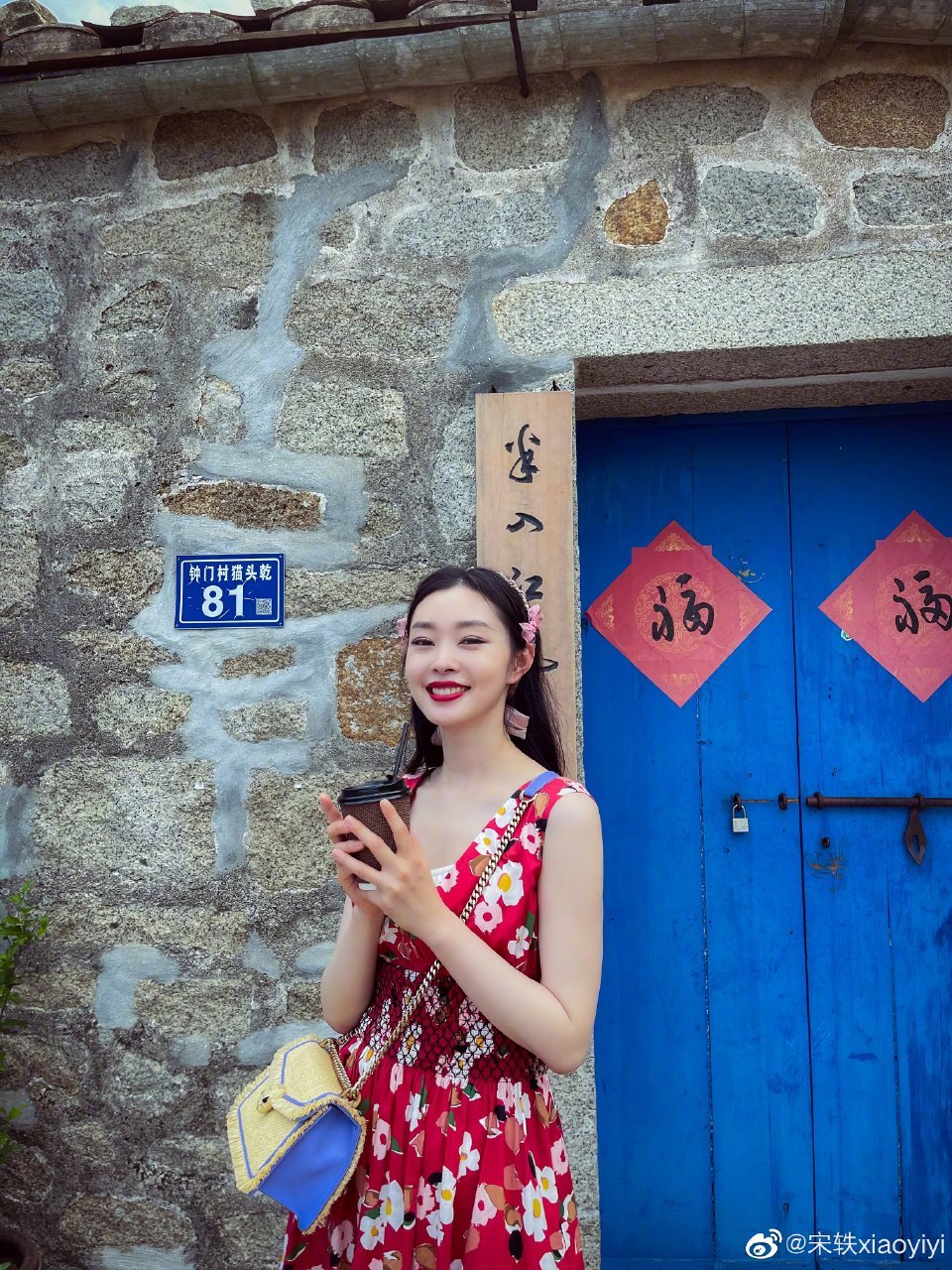 宋轶穿碎花红裙拍海岛大片 明艳可人清新甜美