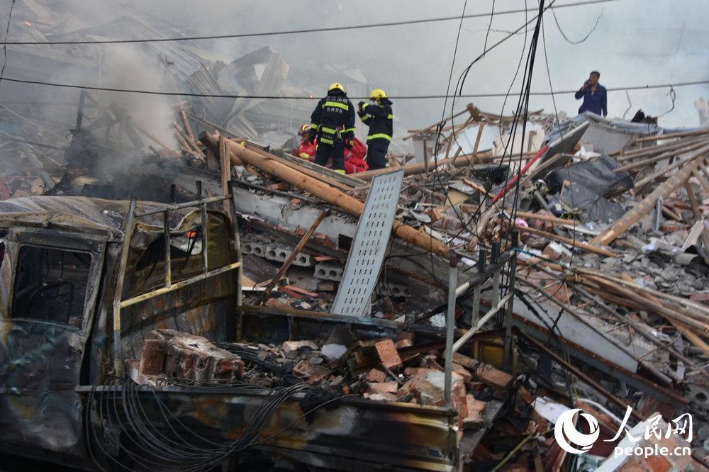 台州温岭一槽罐车发生爆炸 450余名消防员现场救援