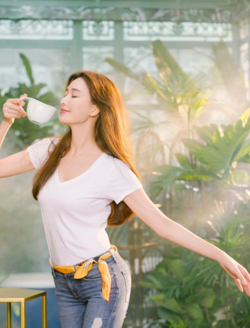 林志玲婚后身材依旧火辣 对镜跳舞少女感十足