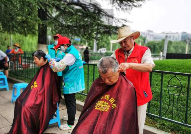 泉城广场“爱心集市”诚招“爱心伙伴”