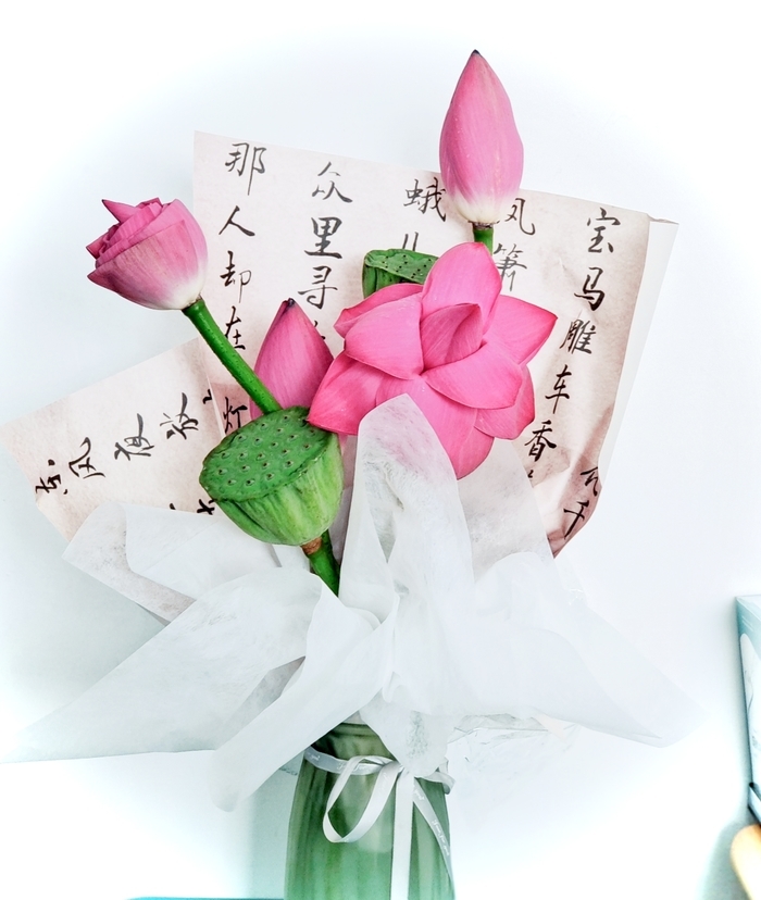 济南人的“夏日专属浪漫”！淡雅荷花手捧花走俏市场