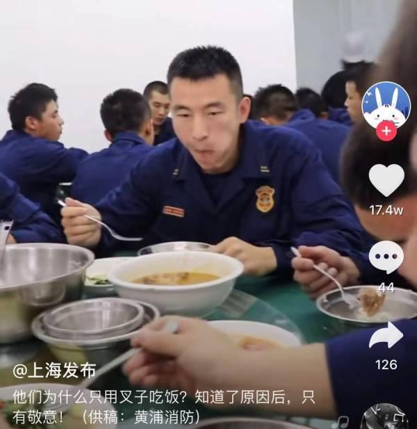 消防员为什么用叉子吃饭？知道真相后网友们心疼又敬佩