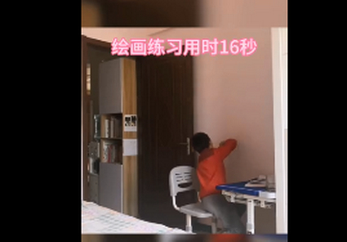 孩子独自写作业视频火了！像不像小时候的你？