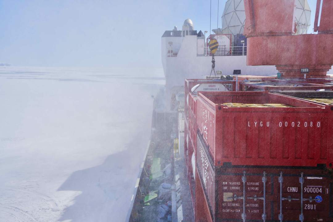 “雪龙”号抵达南极中山站