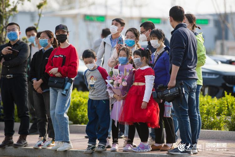 鲜花，祝福标语 民众自发机场欢迎英雄回家