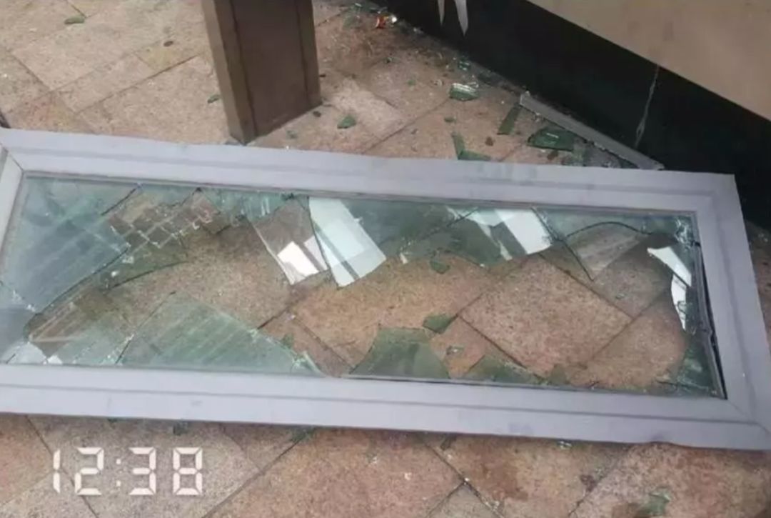 空调主机从11楼掉下！治理高空坠物，真的不能等了！