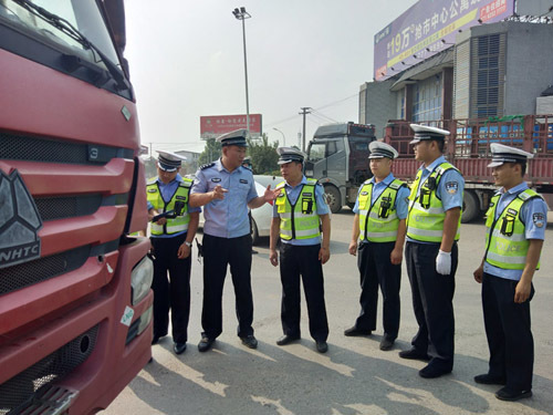 民警上路巡查交通违章！这里新警务模式补齐农村交通管理短板