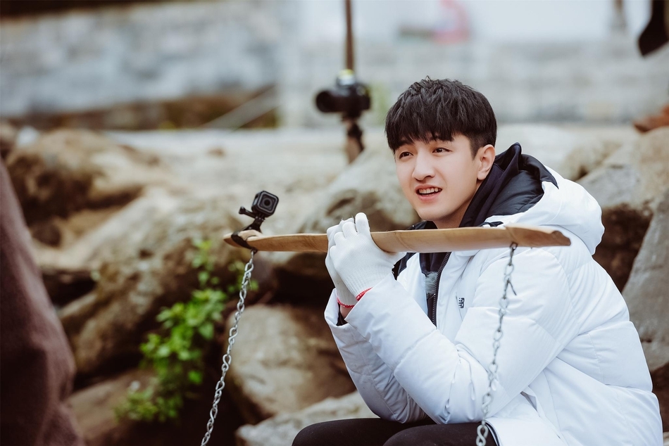 哈哈农夫变“挑夫” 王源贾乃亮挑百斤担走得踉跄