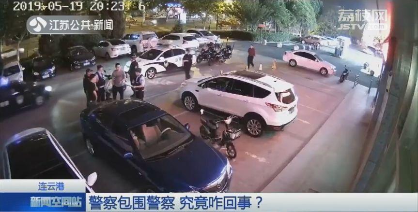 民警将嫌疑人押出银行，结果一出门却被警察包围了…