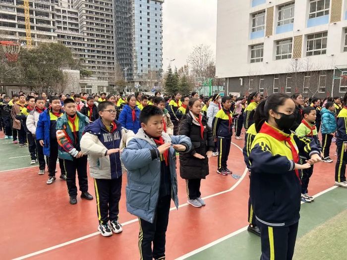 济南市德兴街学子带你一起学习八段锦