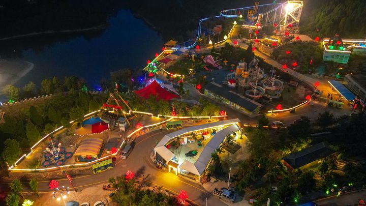 山景小镇田园综合体打造 “乡村迪士尼”欢乐夜开启 畅游南山夜景 “吃喝游住娱摘”一站式体验