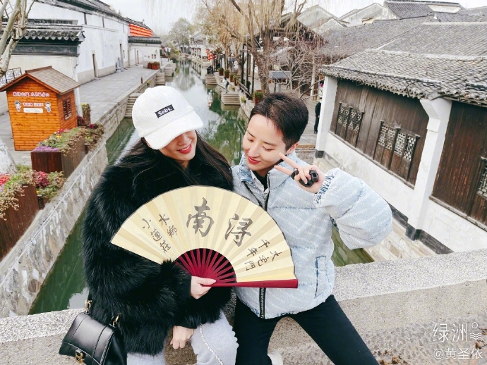 黄圣依重游故地忆童年 气质温婉状态好