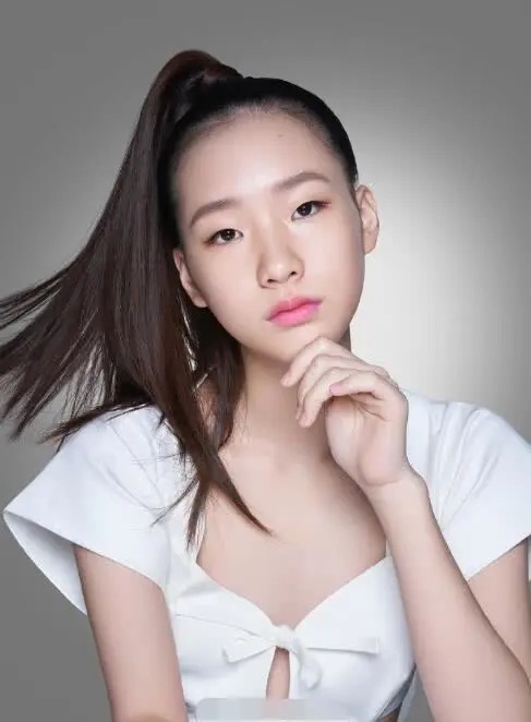 撞脸金高银?小S女儿首个代言 14岁许曦文真的是满满的高级感 ​