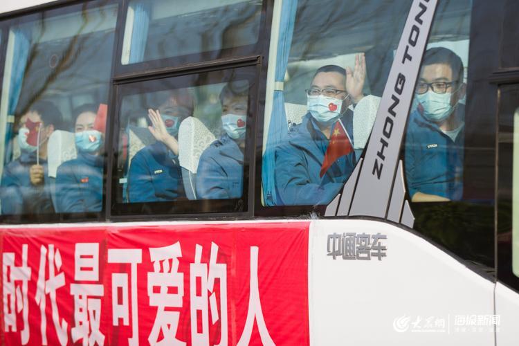 鲜花，祝福标语 民众自发机场欢迎英雄回家