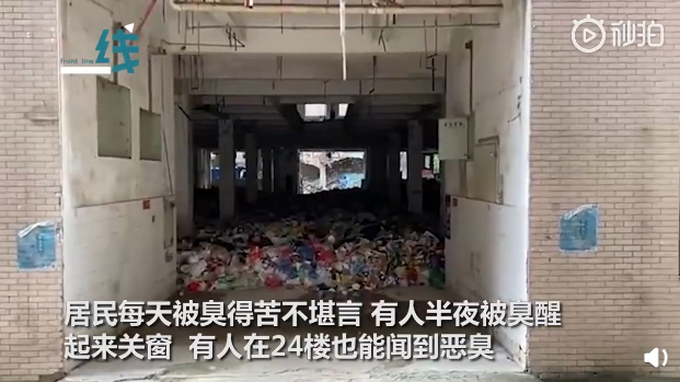 武汉一小区半个月垃圾堆成山，有居民半夜被臭醒，24楼都能闻到！