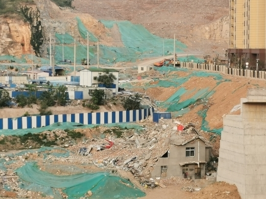 【啄木鸟在行动】老虎山隧道南入口东侧渣土裸漏