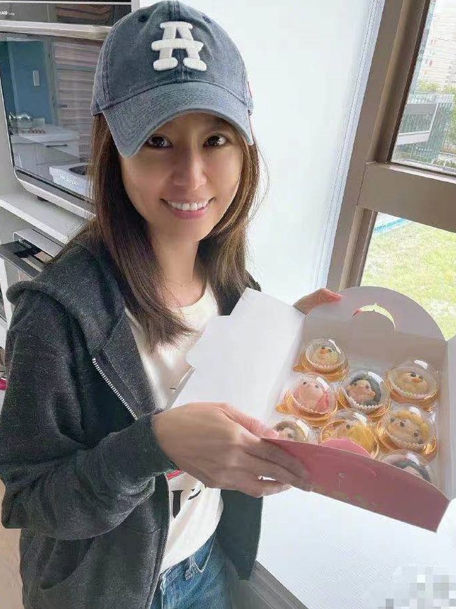为老公女儿做甜点？林心如自制公主点心笑容甜美