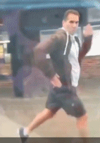 女儿返校，老爸火车外搞笑狂奔的视频火了！网友笑着笑着就哭了