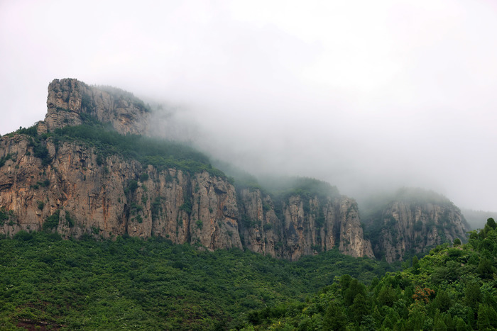 泉城雨后云雾缭绕 如秀美诗意画卷