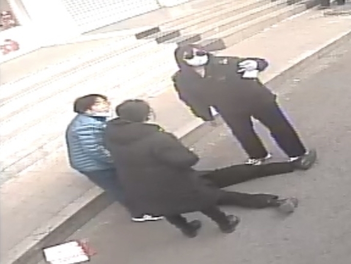 老年夫妇路边接连摔倒，济南老师儿纷纷上前救助