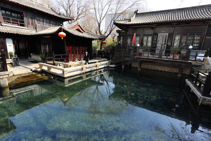 清澈明亮，如天垂镜！一起观赏五龙潭公园内天镜泉