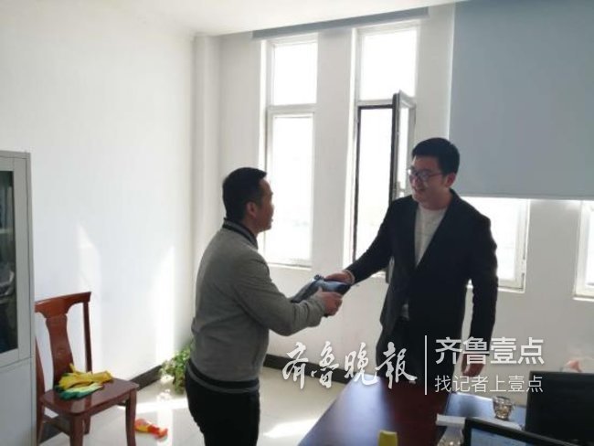 菏泽一工人在服务区捡到皮包，里面码着几摞百元大钞