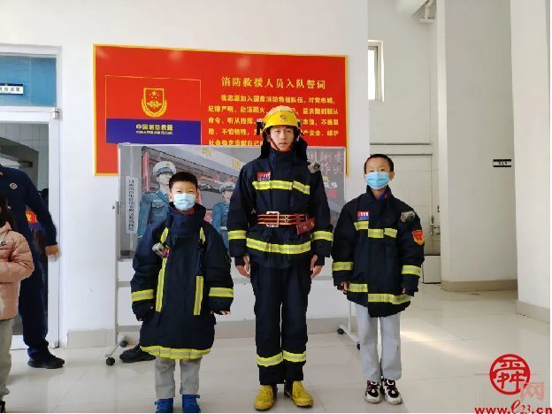 济南育秀中学小学部四（5）中队开展“红领巾牵手火焰蓝，雷锋精神代代传”消防安全主题活动