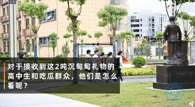 学生开学收2吨黄冈密卷，吃瓜群众：十所学校才送两吨？太少了！